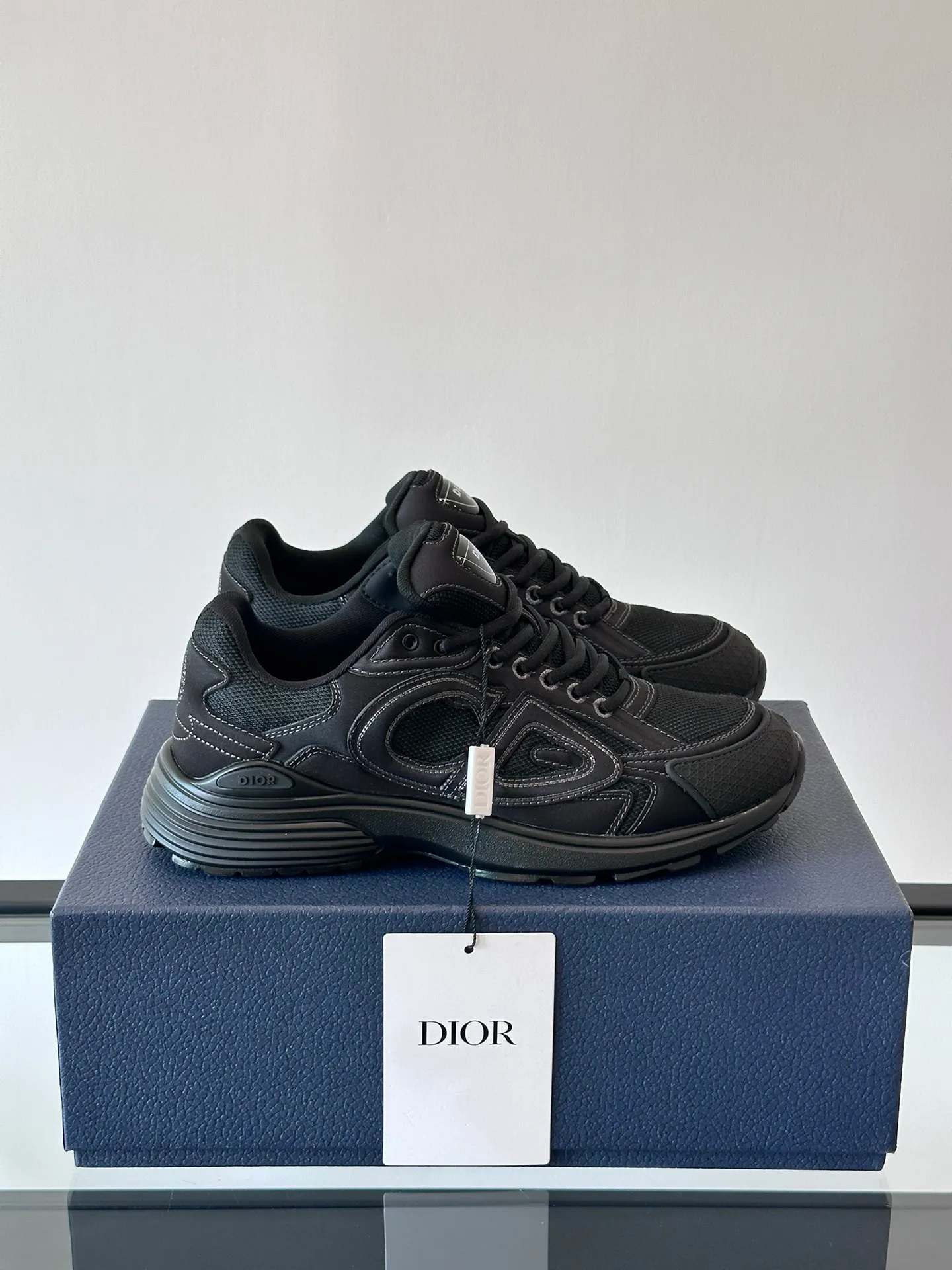 p400《Dio*》Dior B30 series sports shoes, multi-color mesh fabric and multi-color technical fabrics, this season's new B30 low-top sports shoes are one of the flagship styles of the series. Crafted from multicolor mesh and technical fabrics, it's finished with a reflective "CD30" graphic and silver-toned "DIOR B30" and "CD30" logos on the heel and tongue. An extra-light, sculpted rubber sole with signature accents adds style, while internal stretch details create ideal comfort. It can be matched with various casual styles to show a fashionable and modern sports style. Size: 38-44 (45-46 customized)
